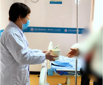 月圆人团圆·爱在军海间——郑州军海医院元宵节病房慰问暖人心