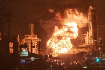 韩国一炼油厂发生大爆炸
