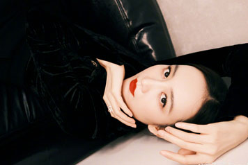 姐姐真香!王鸥女王范十足 黑装红唇吸睛