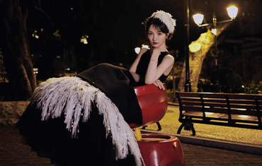 田曦薇穿黑裙配白流苏 夜灯下起舞优雅复古