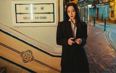 迪丽热巴穿黑西装配白衬衫简约大方