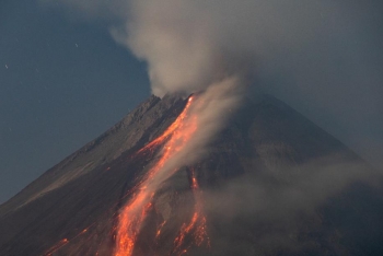 印尼默拉皮火山持续喷发 岩浆汩汩而下